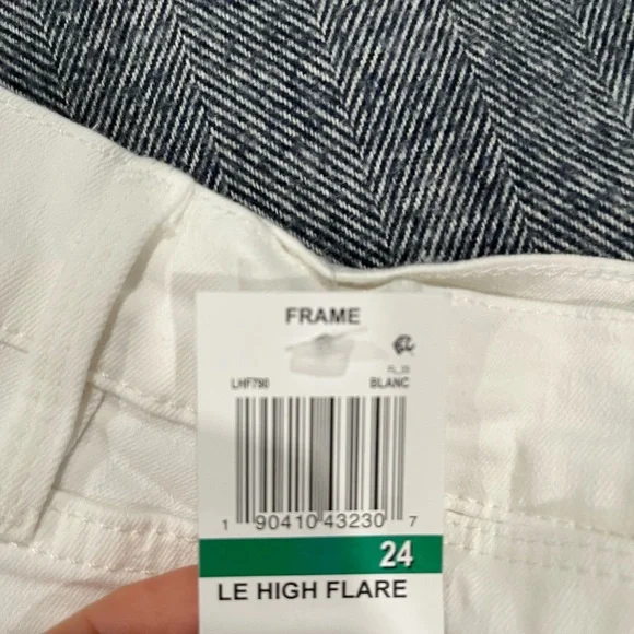 Frame Le High Flare in Blanc, size 24